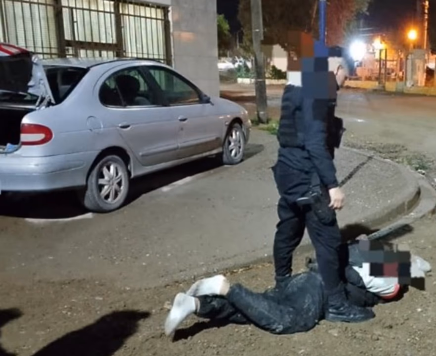 Detuvieron a un hombre acusado de golpear a una mujer y destrozar su camioneta tras un choque
